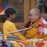 Videos Dalai Lama: toqueteando y besando a menores de edad